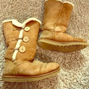 Tall 11 inch ugg boot side buttons size 7